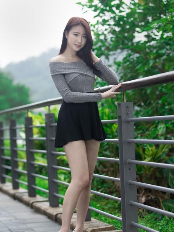 街拍：丰腴多姿的少妇，灰色露肩上衣配黑色短裙，尽显熟女韵味|熟女|少妇|露肩_新浪新闻
