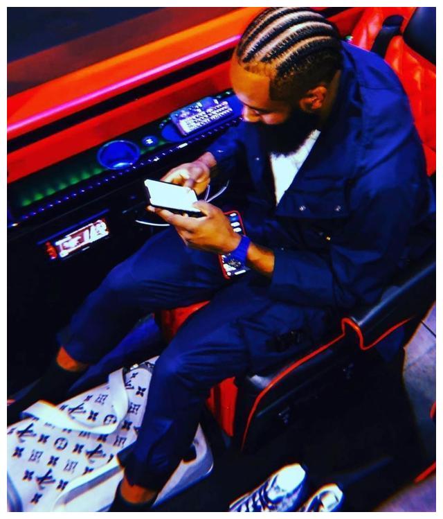 哈登地垄沟新发型,近照曝出太辣眼睛!球迷:下次胡子也搞搞脏辫