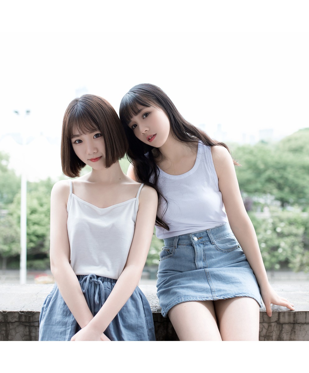 摄影分享:刘海卷发女孩与短发女孩姐妹花