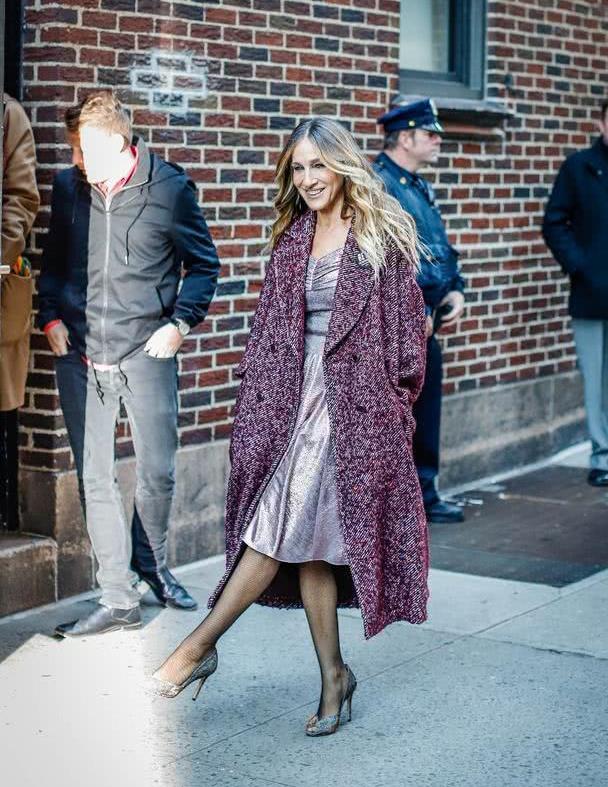 近日,莎拉·杰西卡·帕克(sarahjessicaparker)现身纽约街头,身穿紫色