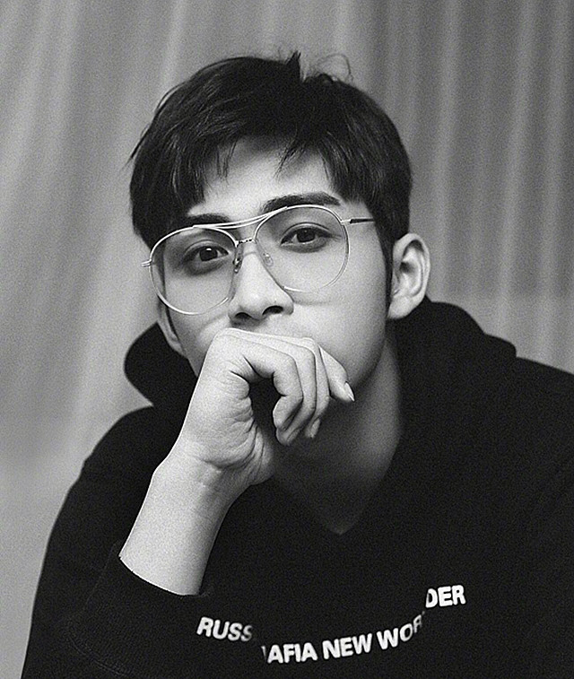 张彬彬最帅造型说不上古装,竟然是他戴上眼镜后一脸斯文的样子