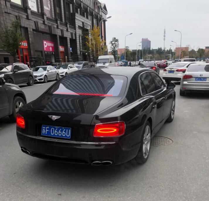 南通中南城实拍宾利飞驰车牌666