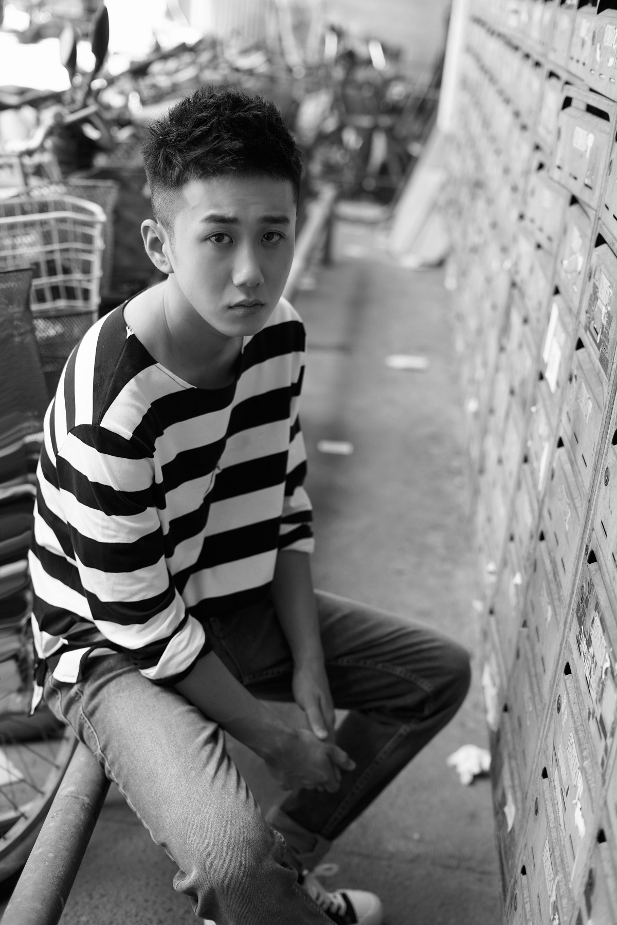 姜冠南私服穿搭look曝光 黑白光影慵懒少年