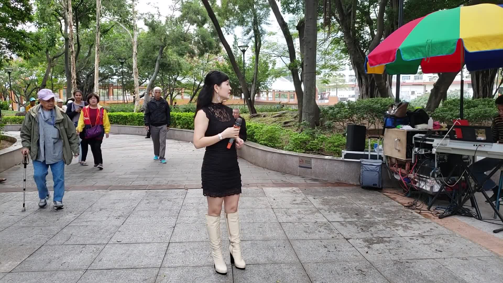 街头艺人小红演唱一首《老地方的雨》好听极了