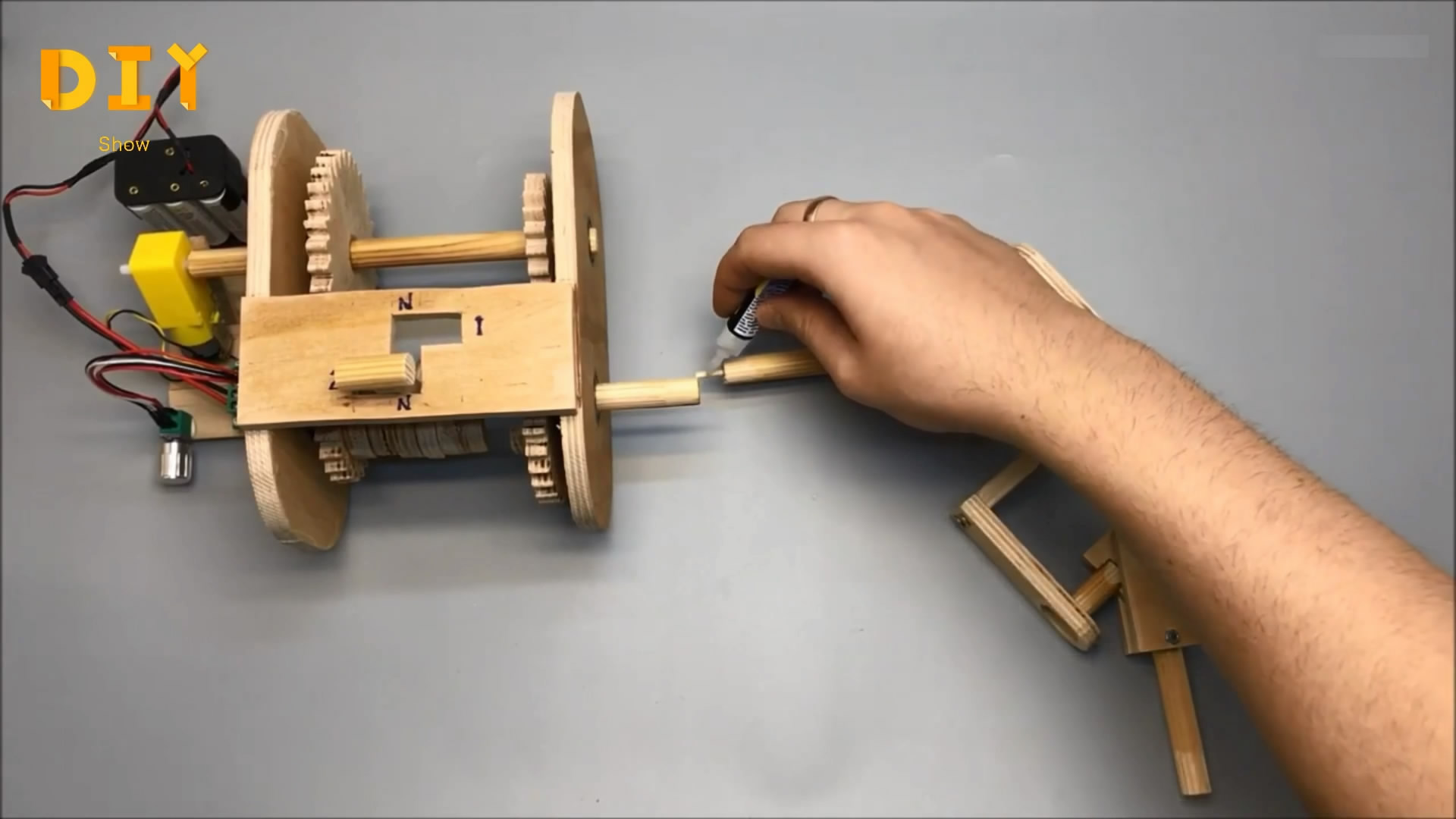 用木板制作齿轮传动轴模型,原理很简单,大家不妨来试试(图解)