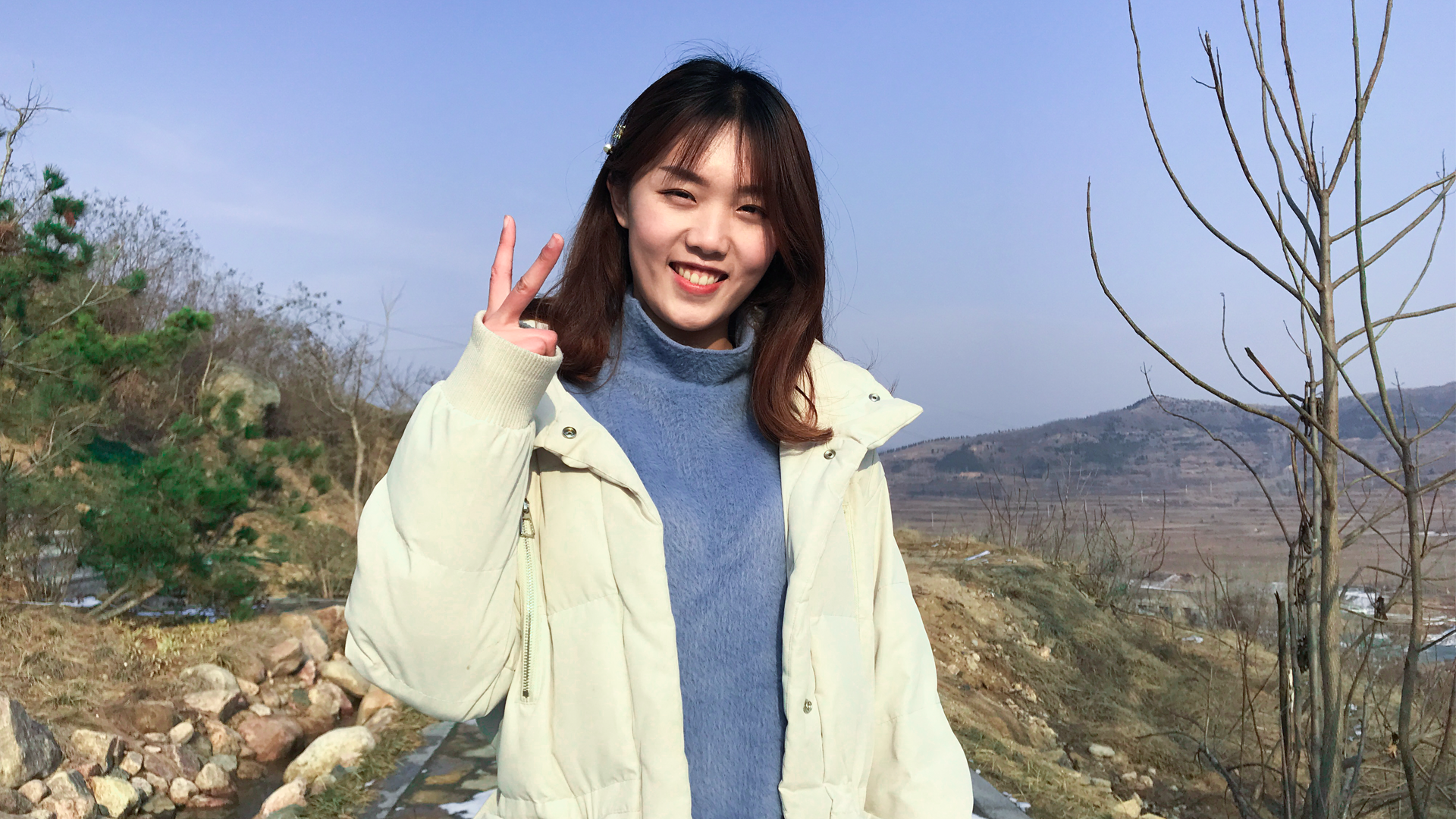 农村美女逛山东临朐九山镇,白雪皑皑小溪淙淙,还有野人部落草屋