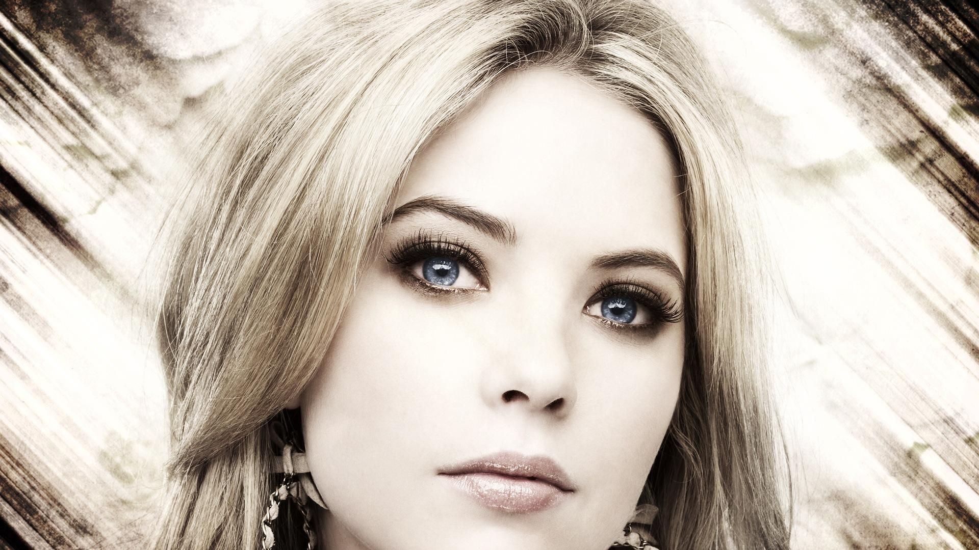 艾什莉·本森出演电视剧《美少女的谎言》而成名,她具有甜心魅力