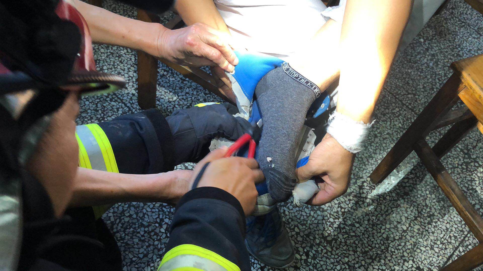 一男子脚底踩入2根针 惊动了5位消防出动一车赶赴现场处置