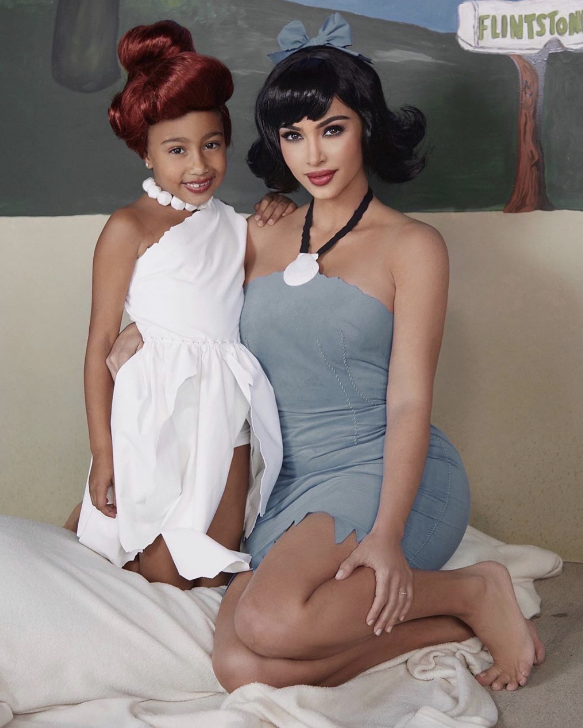 金·卡戴珊一身摩登打扮火爆网络,身着原始人短裙,可爱极了