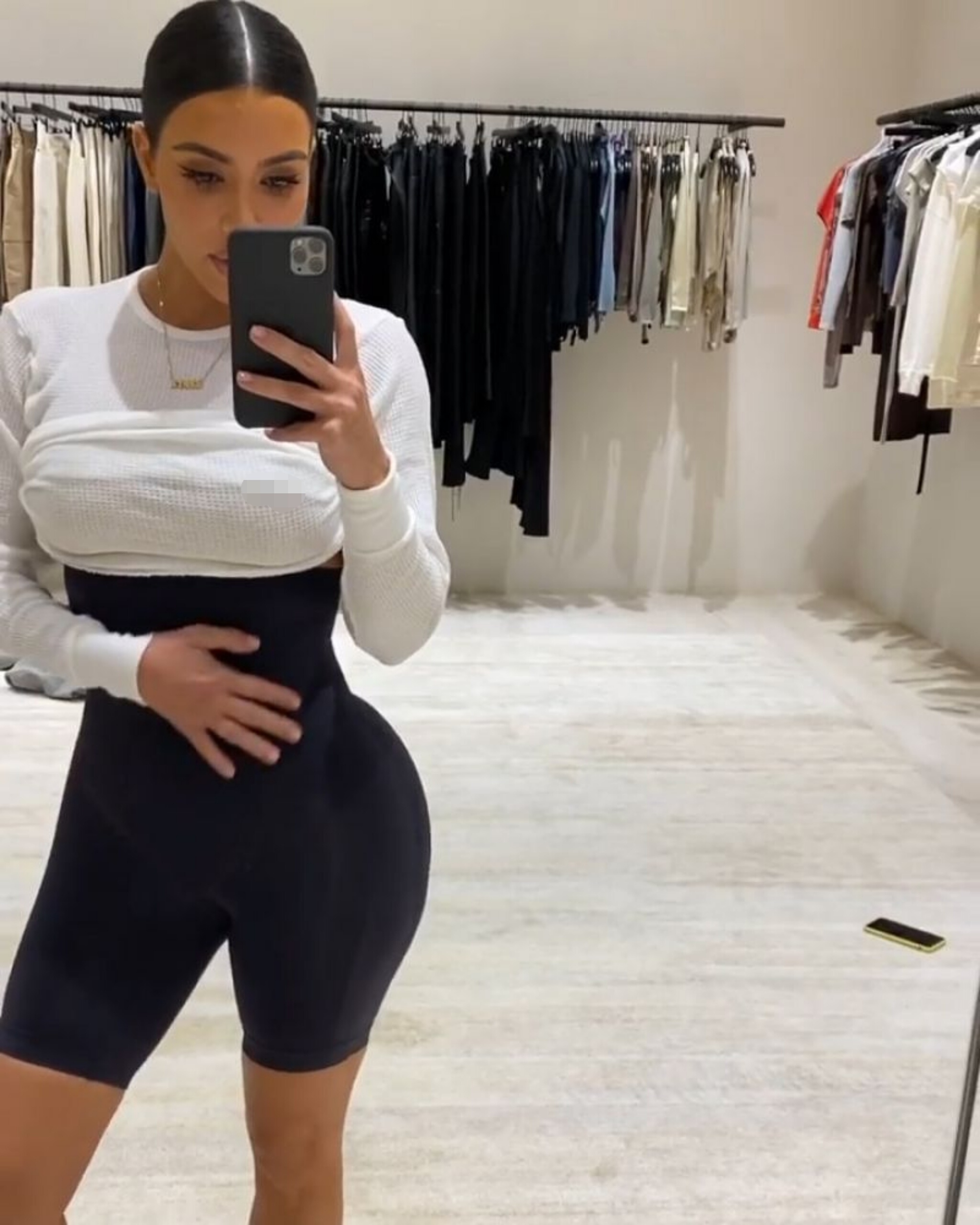 金卡戴珊在更衣室晒自拍体型健美性感十足