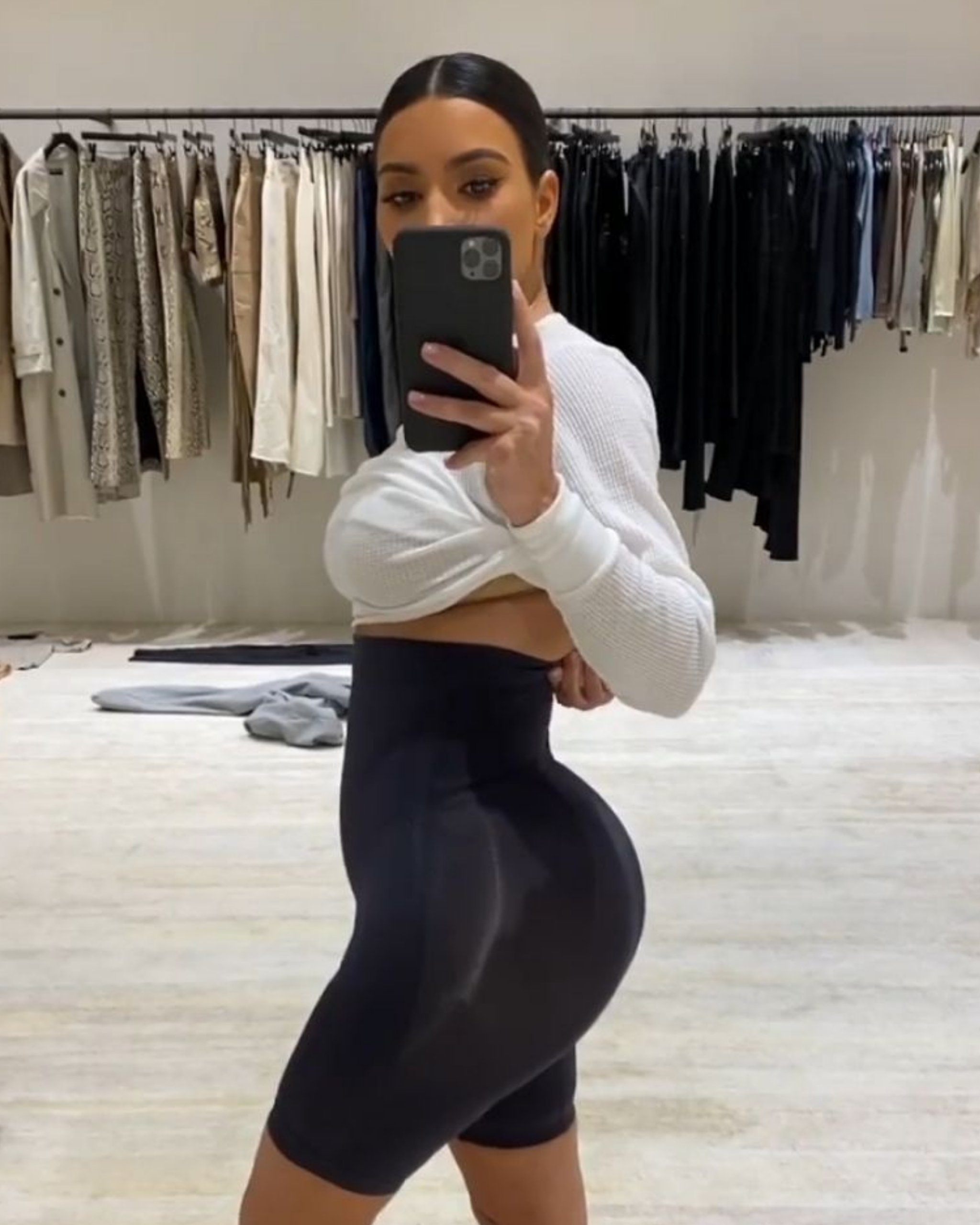 金卡戴珊在更衣室晒自拍体型健美性感十足