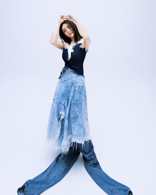 阎奕格脱掉乖乖牌形象 穿上牛仔裤小露性感