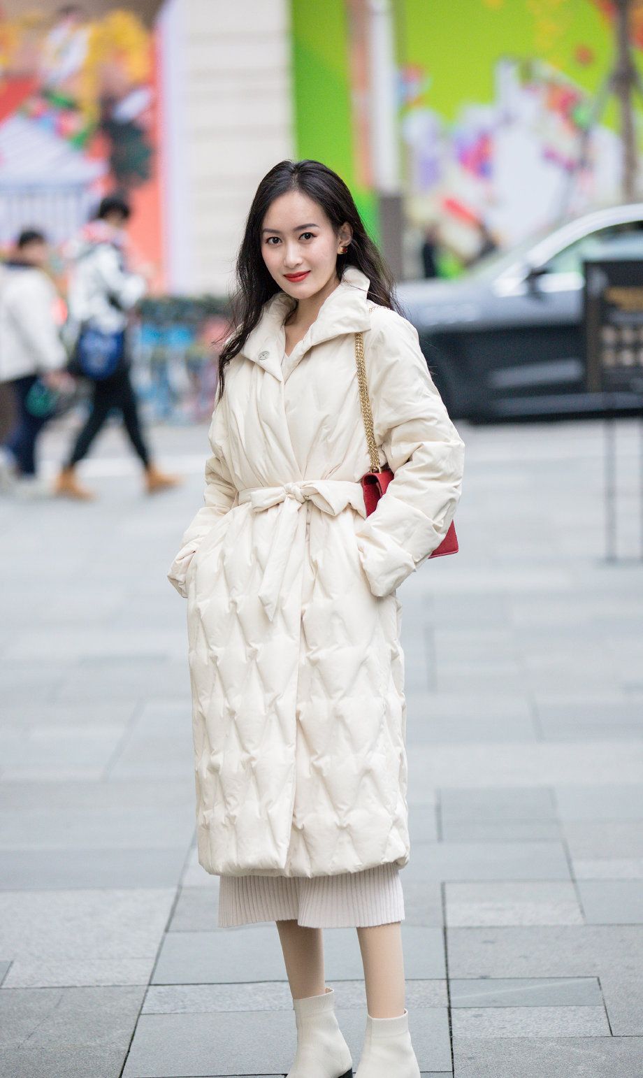选择长款羽绒服的美女,时尚新颖的搭配,保暖效果好,还显身材