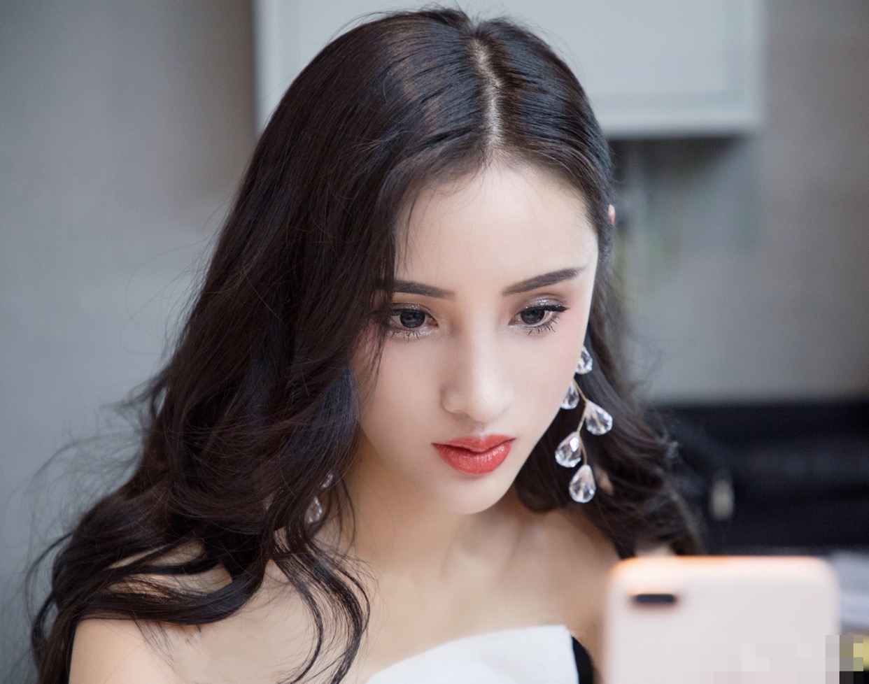 真人版焰灵姬请车模吴春怡出演,高度还原动漫特别是身材也太好了