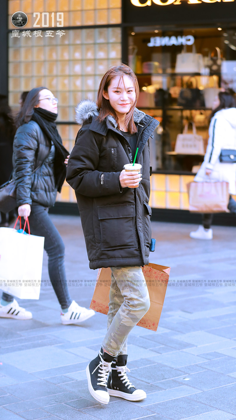 街拍春节北京繁华的三里屯街头因美女们的点缀而绚丽多彩