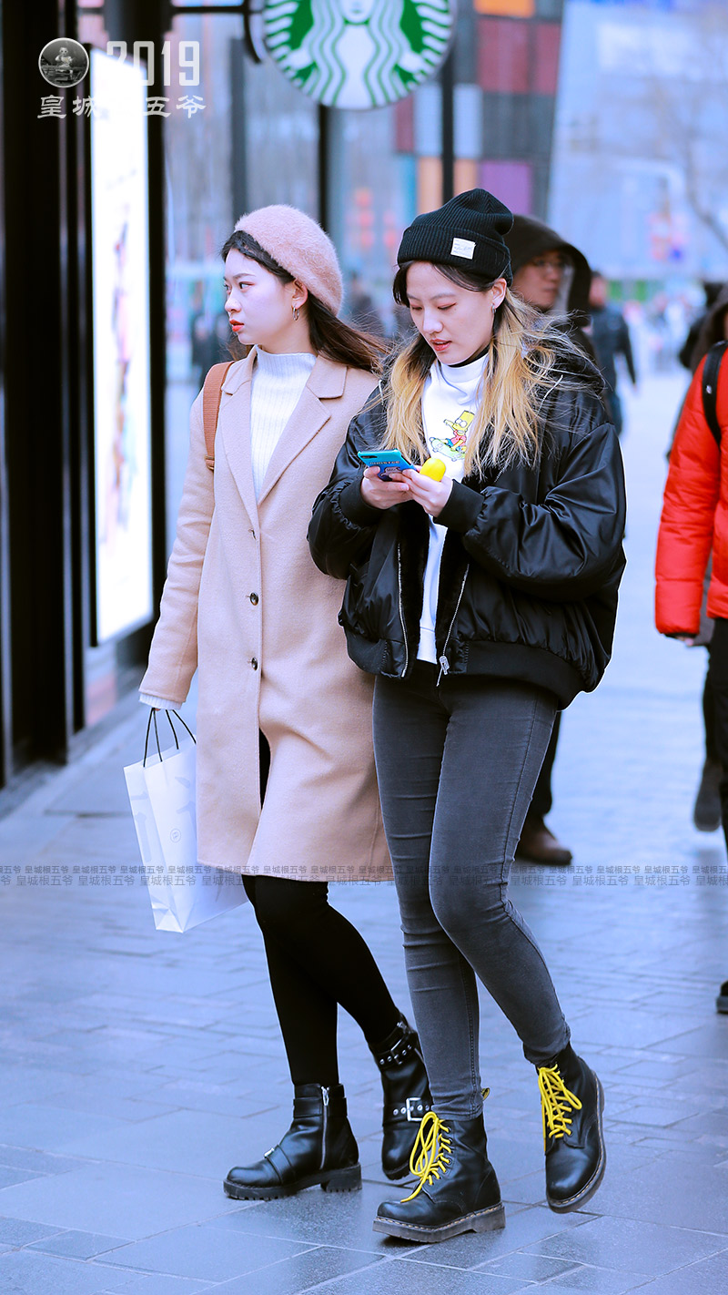 街拍春节北京繁华的三里屯街头因美女们的点缀而绚丽多彩