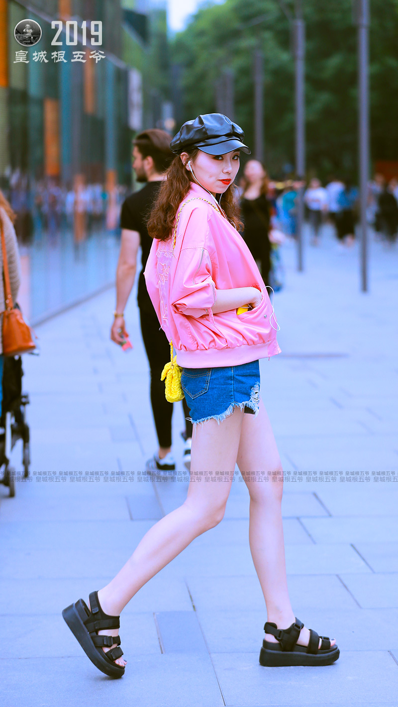 街拍:时尚美女夏季日常搭配,炎炎夏日做个会穿衣服的时髦精