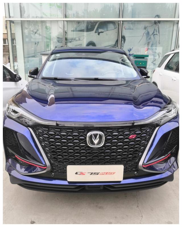 长安cs75plus实车已到店,蓝色车身很个性,网友表示受不了