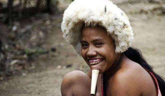 南美洲一处原始部落,成人礼要用木棍穿进下巴,只用树叶"遮羞"