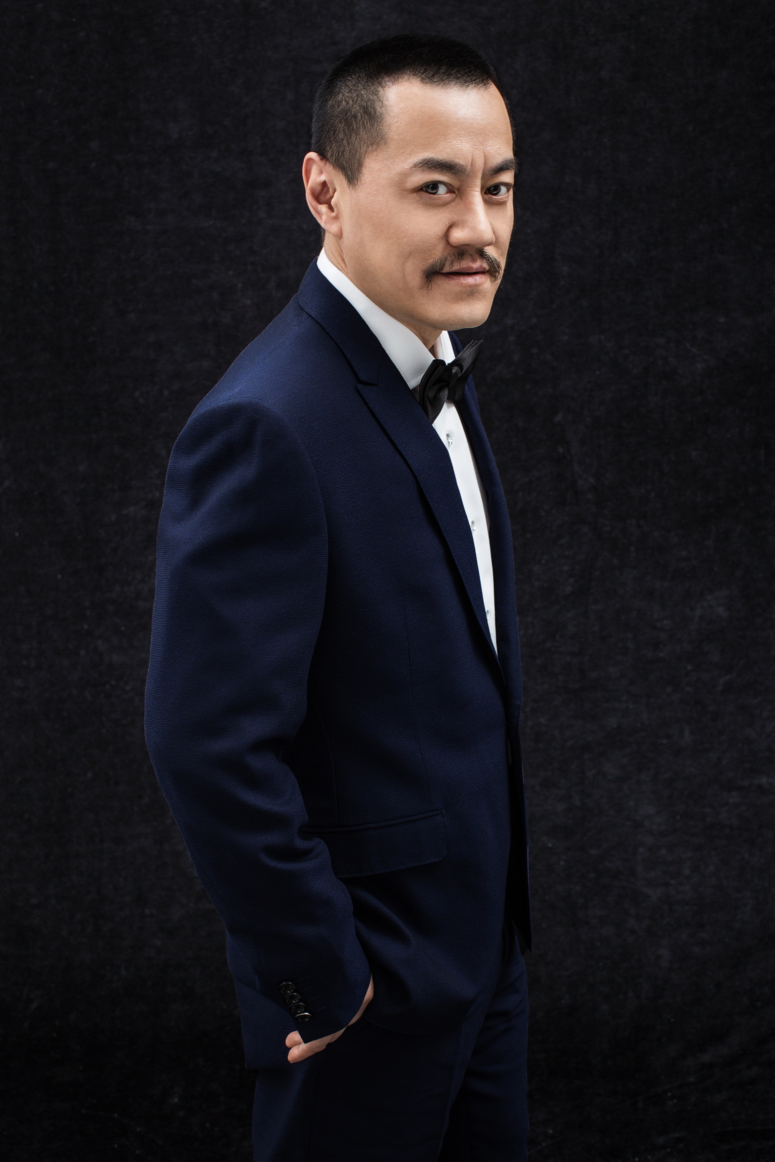 雪村新写真变潮流大叔举手投足尽显雅痞范