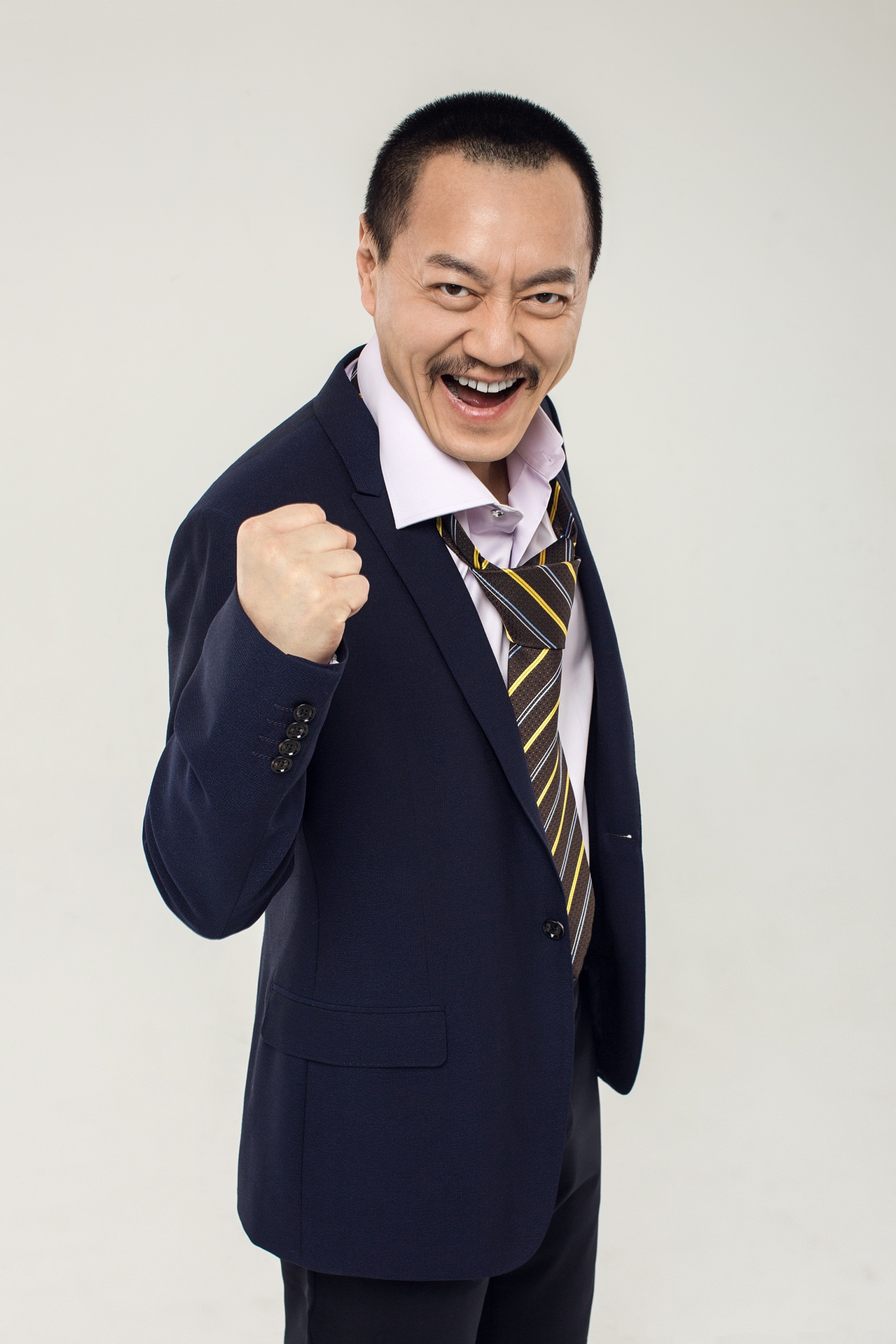 雪村新写真变潮流大叔 举手投足尽显雅痞范