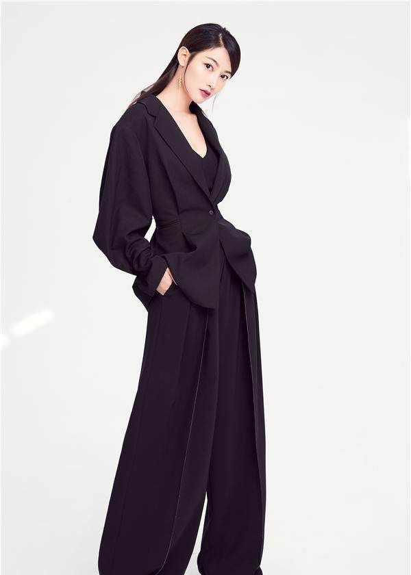 《远大前程》付枚曝写真 长腿吸睛复古范十足