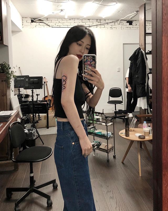 韩艺瑟新纹身公开 胸口纹身后的手臂纹身