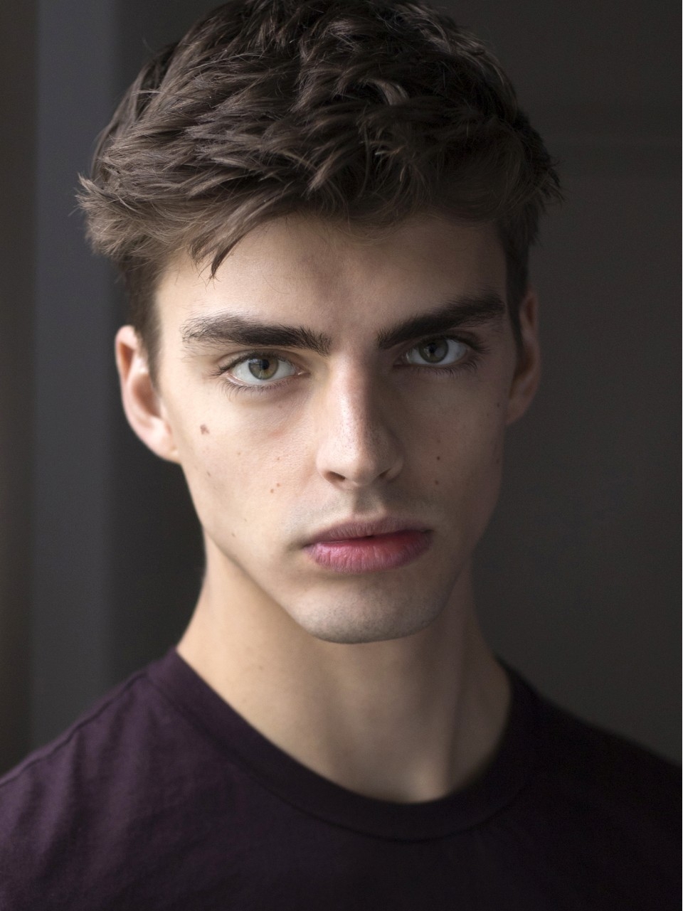 versace宠爱的男模特,惊艳头发是柔和的亚麻色,在夕阳的