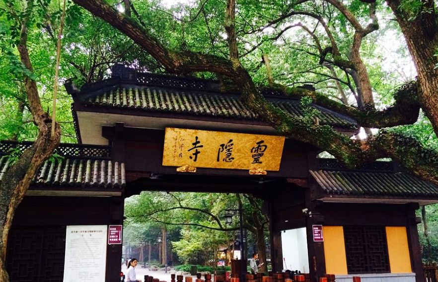 灵隐寺，是济公的出家地，每天来礼佛祈福的香客络绎不绝|飞来峰|寺庙|灵隐寺_新浪新闻