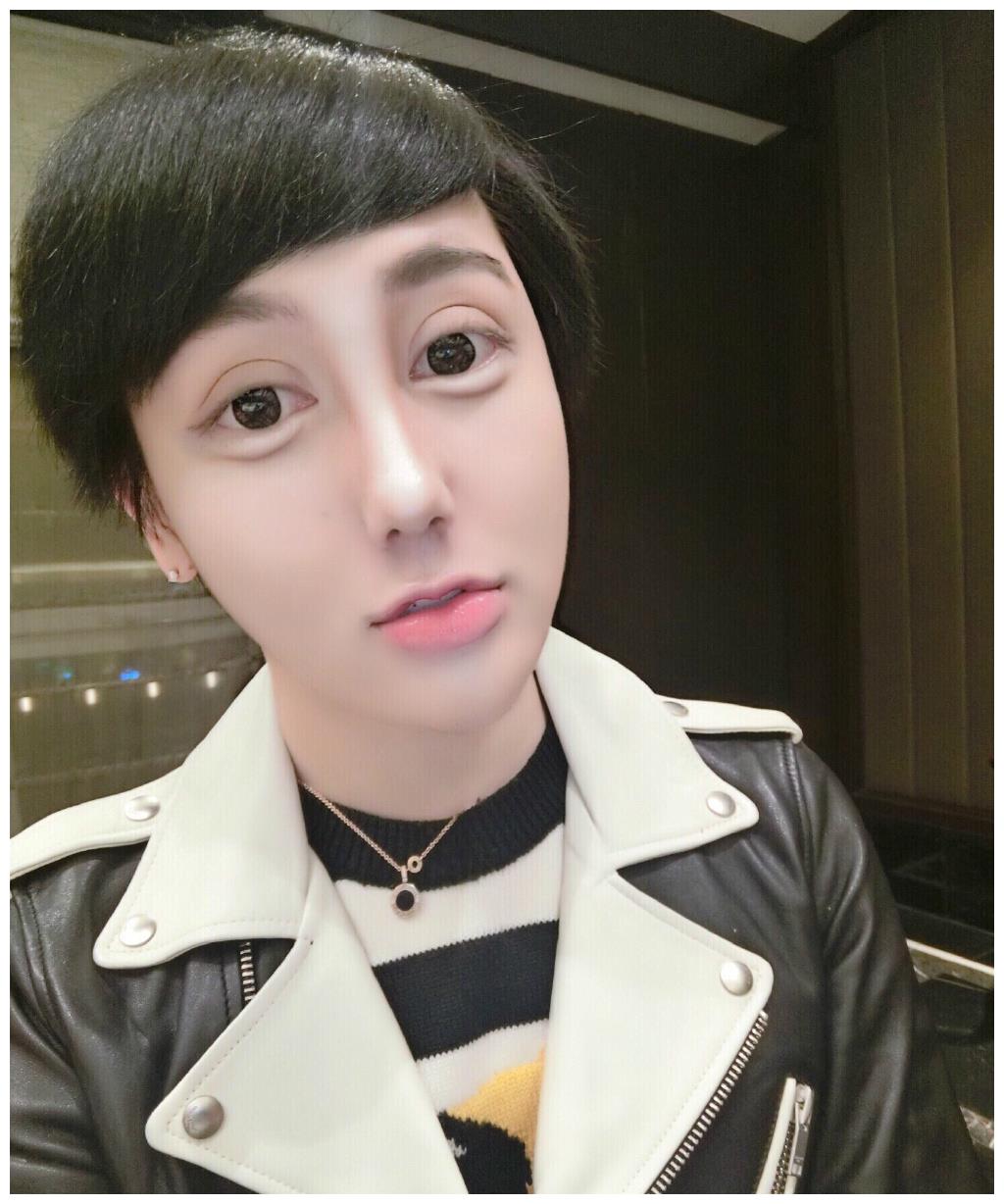 曾火遍网络的"蛇精男"刘梓晨,如今脸变自然了,变成了大帅哥