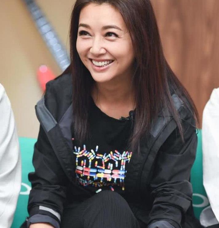 江珊就是典型的美女, 哪怕老态尽显, 看起来都依旧很优雅大气