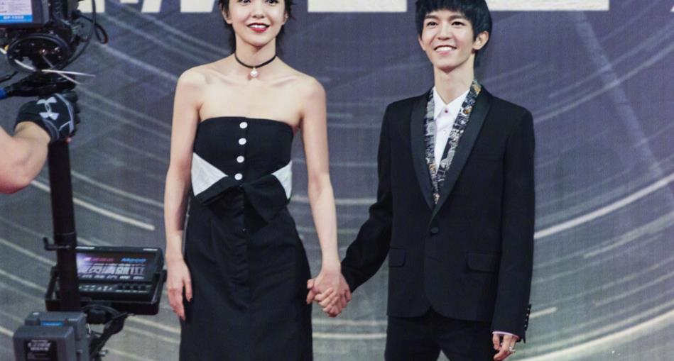 郭采洁为郭敬明出席活动,看到他们红毯上的互动,关系好坏很明显