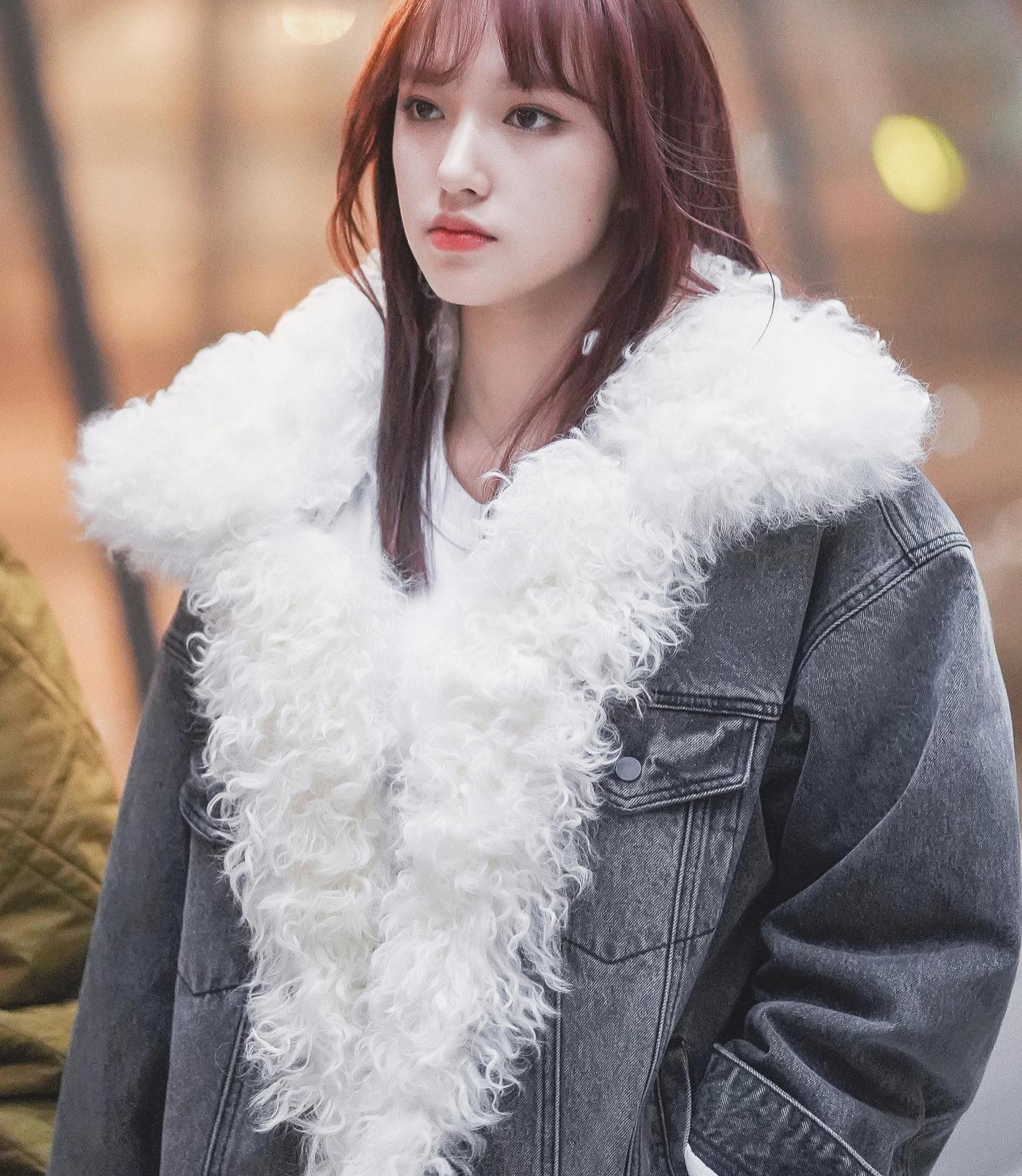 107斤程潇真会穿,大毛领外套搭18100包,芭比脸蛋好出众!