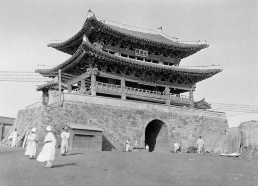 今天为各位读者朋友们分享的这一组图组,是来自于百年前的平壤老照片