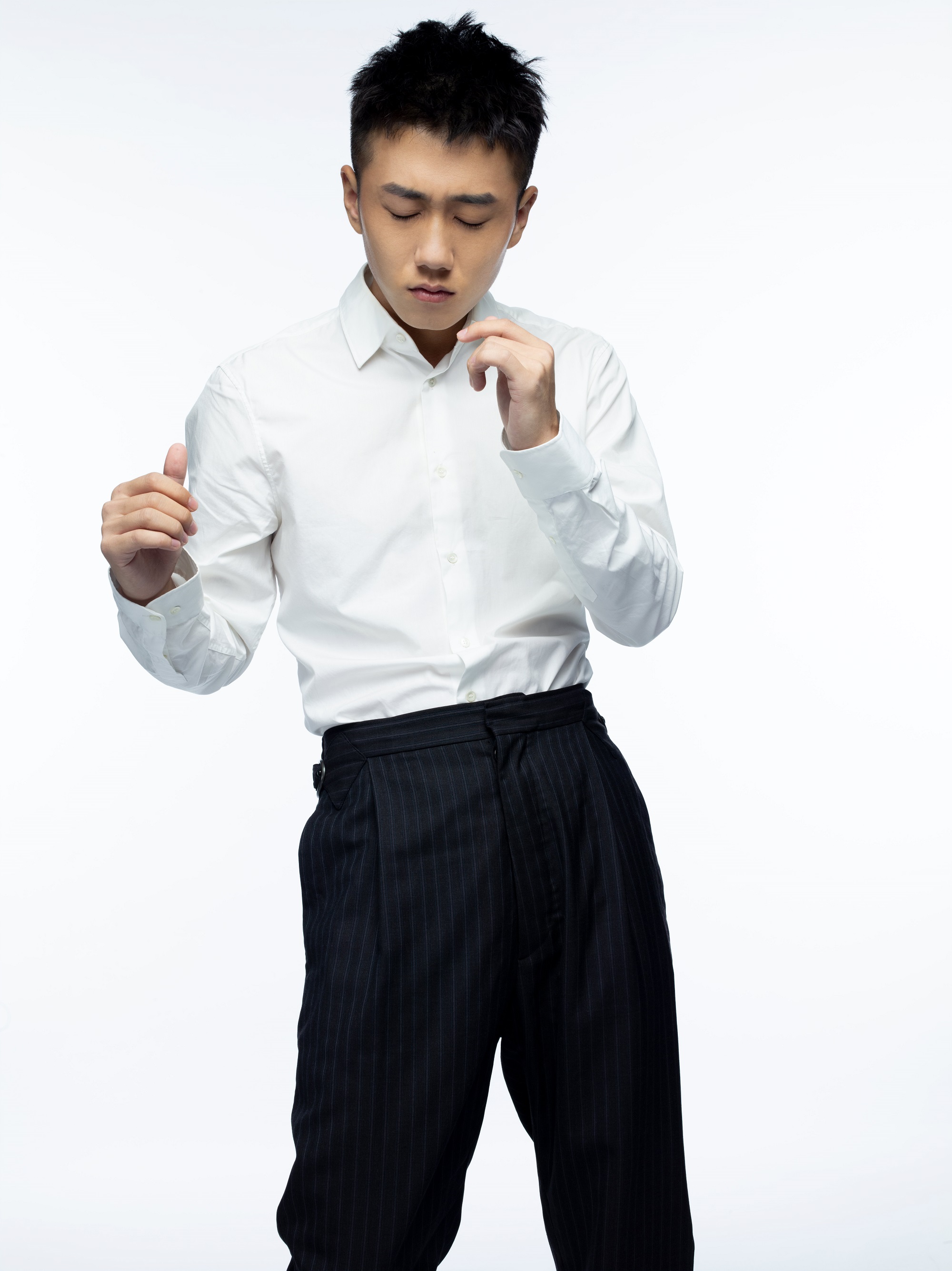 姜冠南简约风写真曝光 举手投足极富悦动魅力|姜冠南