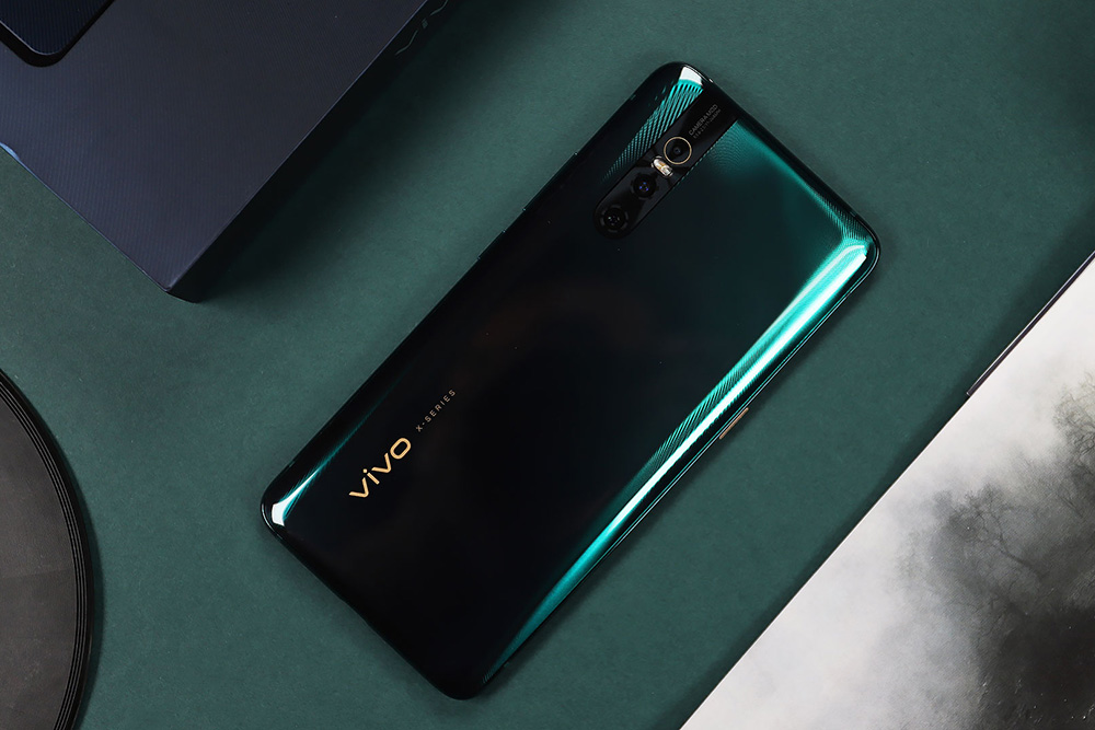 vivo x27背面创新性加入雀羽纹理设计,在不同角度能