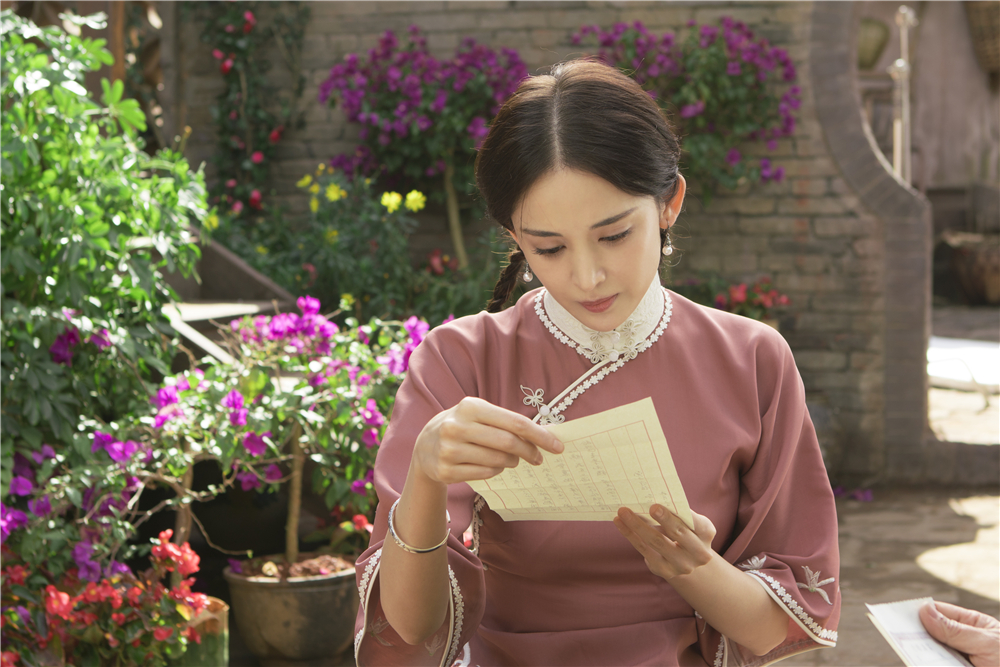 娜扎完美演绎民国才女袁春晖