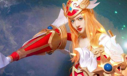 美女cos"王者荣耀雅典娜"前几张都很唯美,最后一张居然是贾玲