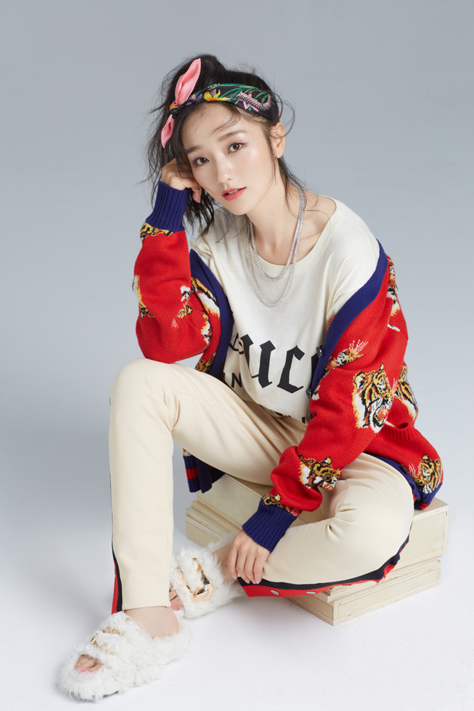 《招摇》肖燕曝时尚大片戏里戏外尽显俏皮少女范