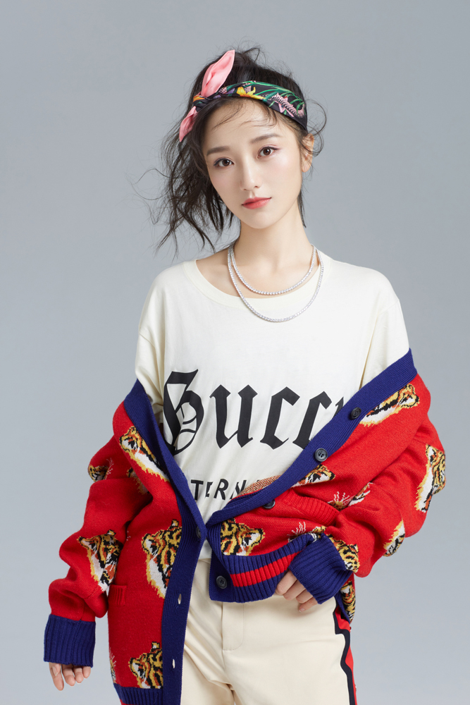 《招摇》肖燕曝时尚大片戏里戏外尽显俏皮少女范