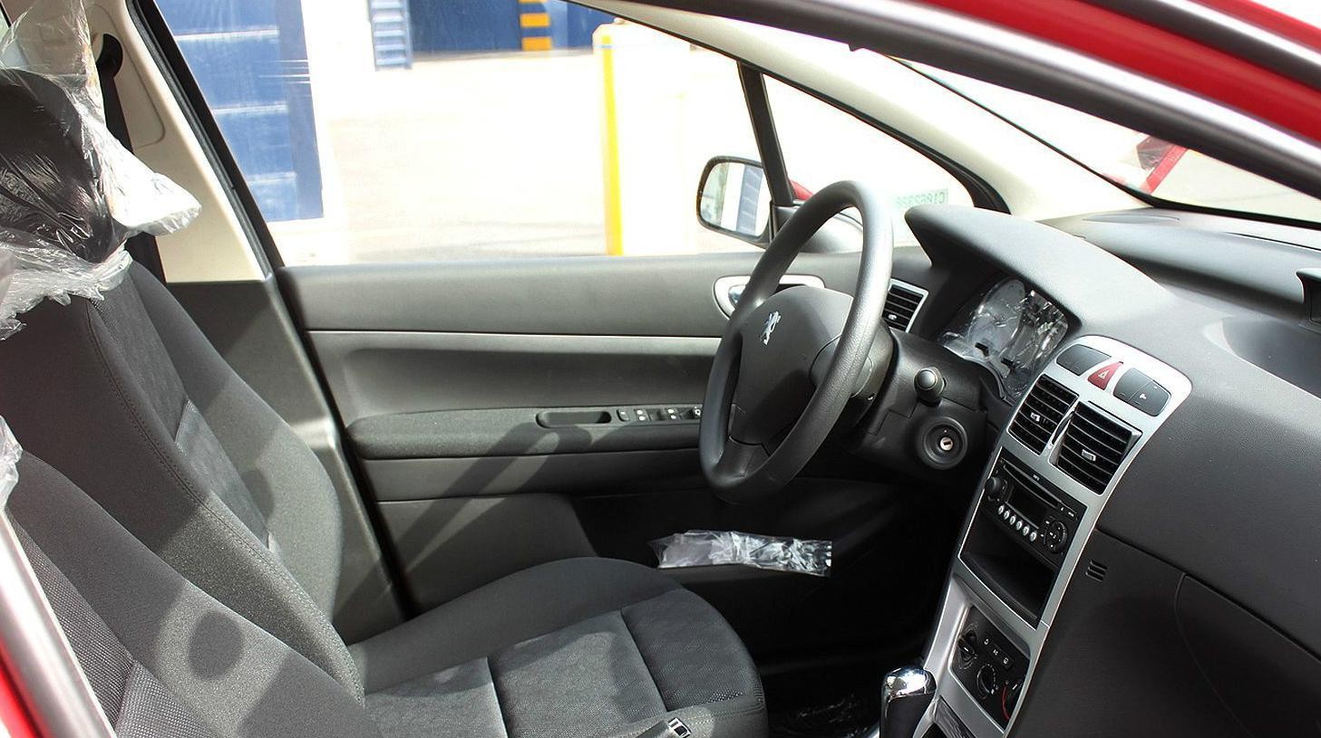 舒适空间是最大优势,前排座椅和后排座椅舒适度也很好《标致307》内饰