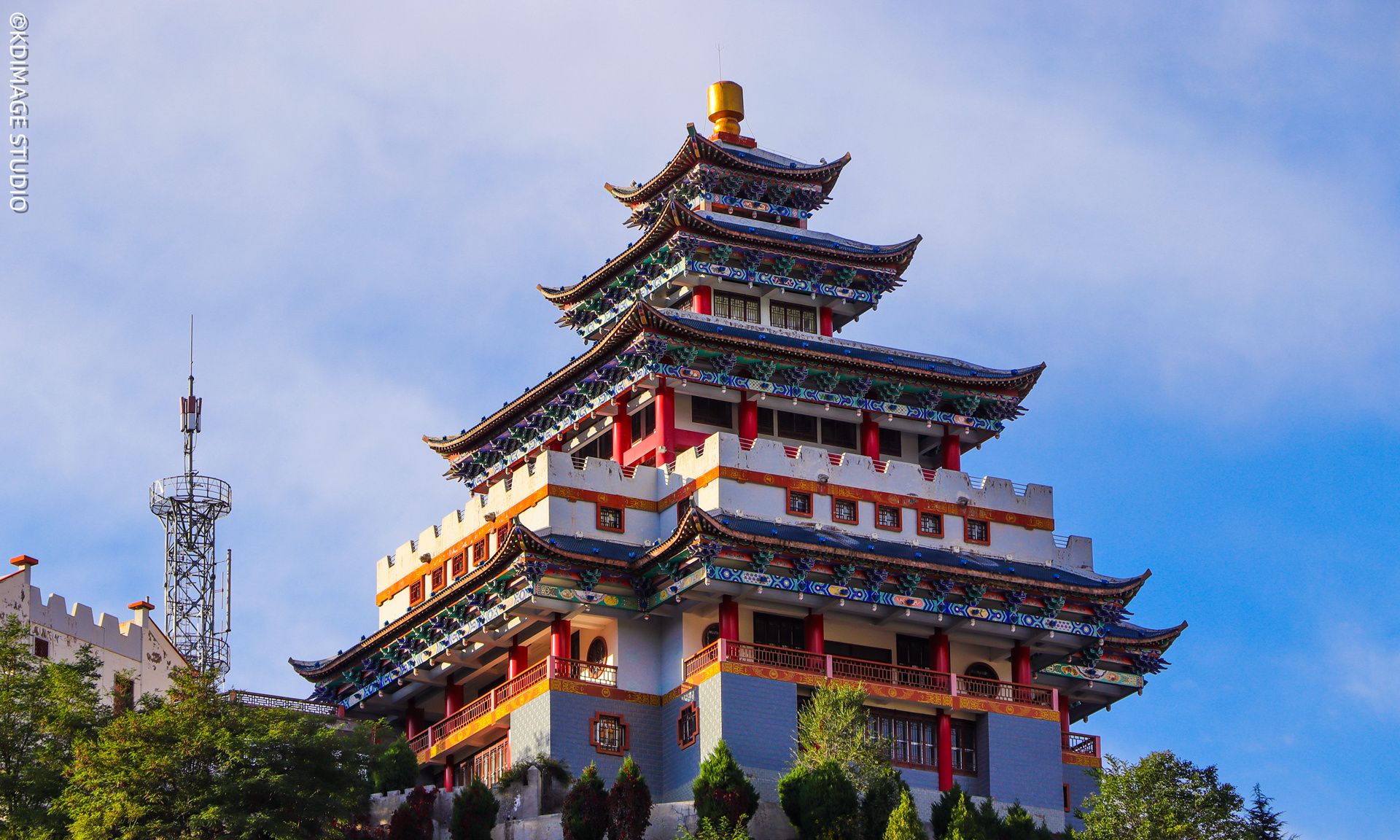 甘肃宕昌县古香古色的建筑,矗立在山顶的高庙山公园_高清图集_新浪网