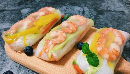 越南春卷皮超市都有卖的,做起来很方便,不用煮,拿热水泡一下就可以