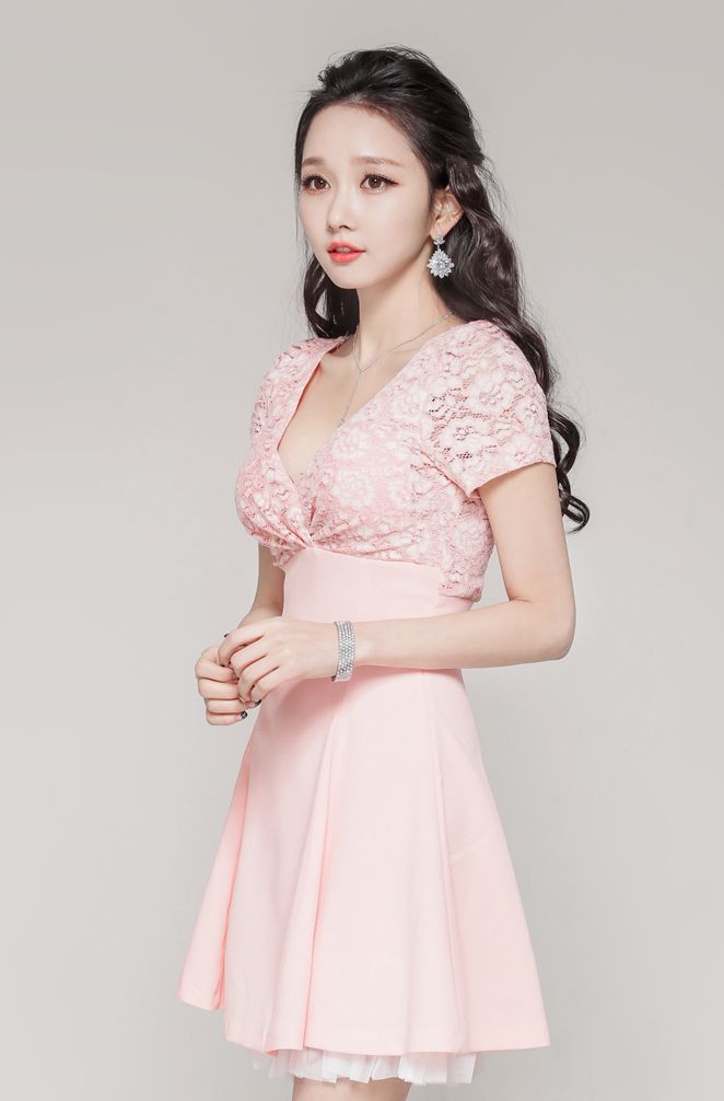 时尚名模:深v粉嫩连衣裙秀出傲人的事业线,展现十足的女人味