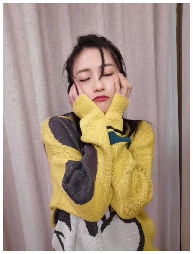 包贝尔女儿突然就长大,4岁涂红唇穿无痕裤来机场,索抱萌到爆炸