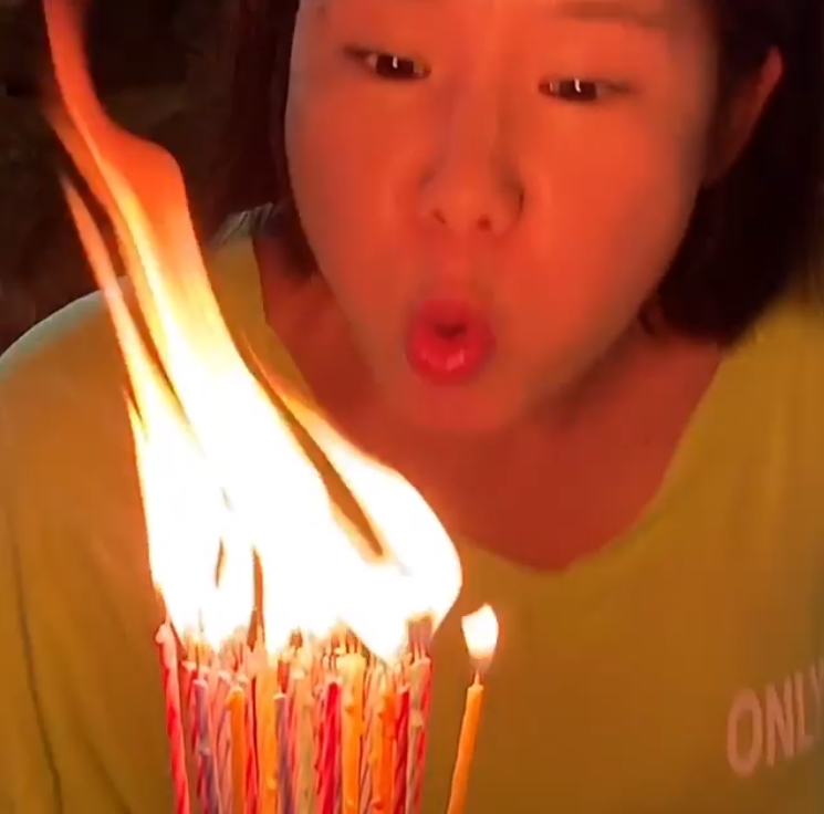 俞世润在妻子44岁生日时点燃了44根蜡烛