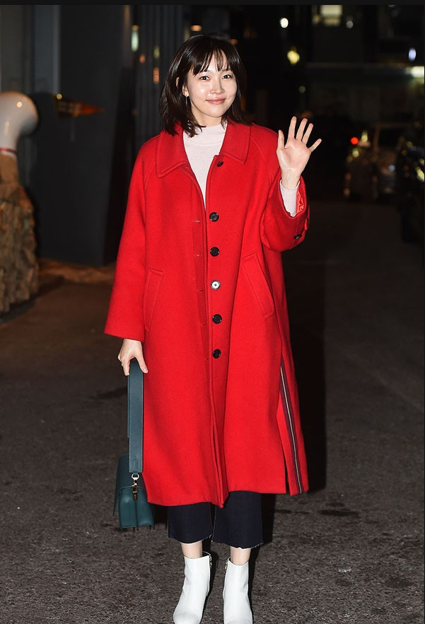 尹周熙身穿红色大衣出席活动 手拿小包包显得十分优雅