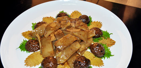 唐山游玩必点红烧裙边,酥糯滑韧汤汁浓稠,常吃降低胆固醇更健康