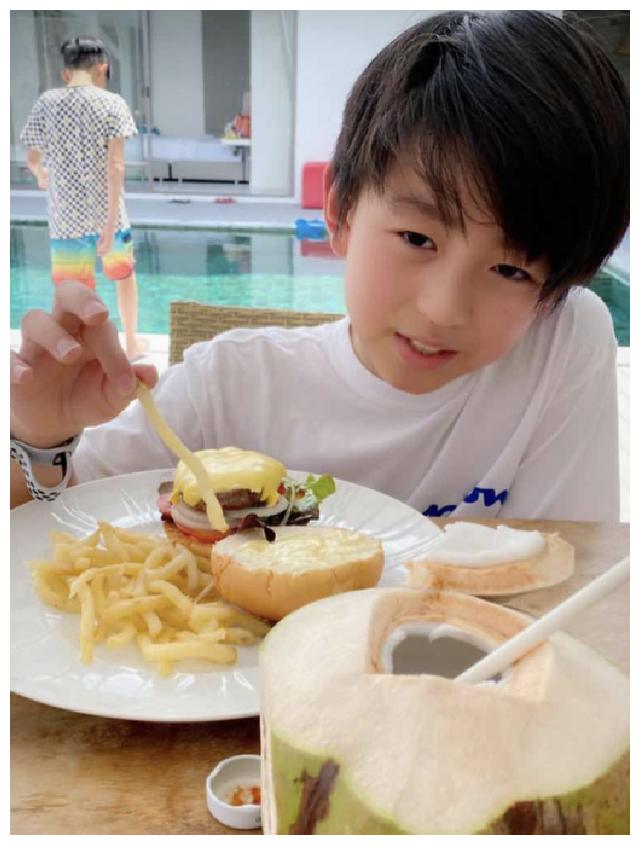 张柏芝罕见晒三个儿子游泳照大儿子表情冷漠扑克脸极像谢霆锋