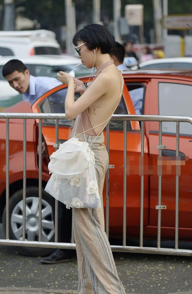 街拍肤白貌美的小姐姐抽烟的动作真的是太潇洒了